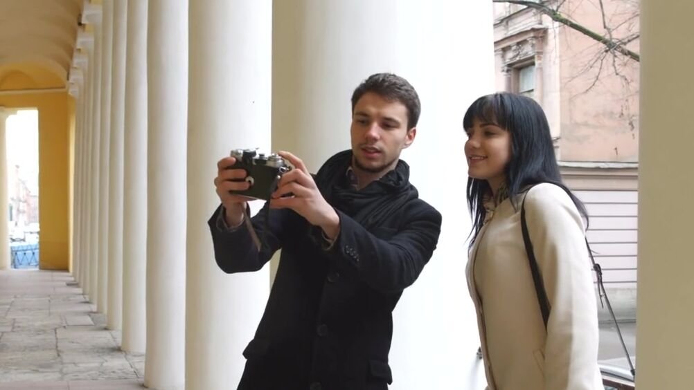 Фотограф трахнул брюнетку и сделал фото со спермой на лице