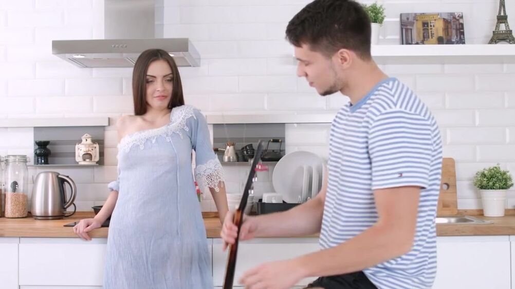 Утренний секс на кухне с нетерпеливой малышкой